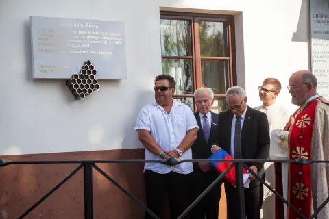 Spominsko ploščo so odkrili podžupan Aleš Marinko, pobudnik Marko Zadrgal in župan Stanislav Poglajen, blagoslov pa je opravil župnik Zdravko Žagar. / Foto: Aleš Senožetnik