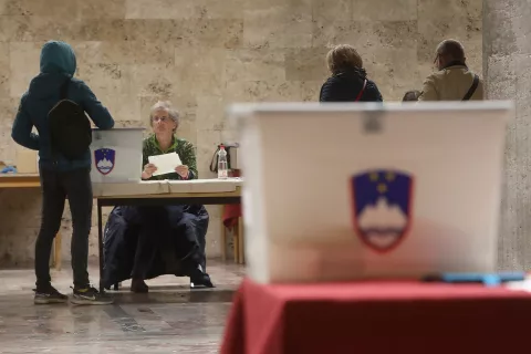 volitve 3 referendumi predčasno glasovanje omnia volišče Avla občine Kranj zakon o dolgotrajni oskrbi zakon o RTV zakon o vladi republike Slovenije glasovalni listič / Foto: Gorazd Kavčič