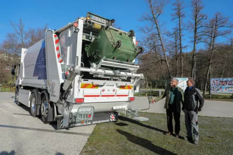 Infrastruktura Bled je bila ena prvih v Sloveniji, ki je imela priložnost preizkusiti električno smetarsko vozilo. / Foto: Tina Dokl