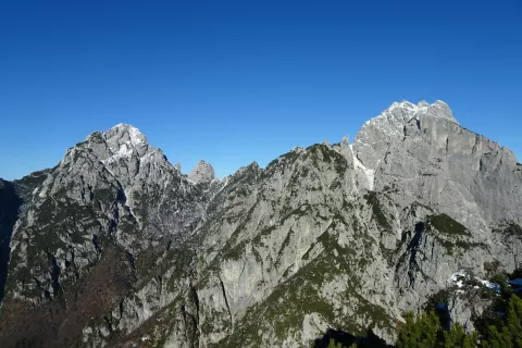 Razgled z vrha na Monte Sernio, levo in Creto Grauzario, desno. / Foto: Jelena Justin