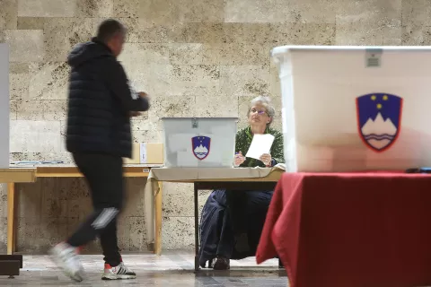 volitve 3 referendumi predčasno glasovanje omnia volišče Avla občine Kranj zakon o dolgotrajni oskrbi zakon o RTV zakon o vladi republike Slovenije glasovalni listič / Foto: Gorazd Kavčič