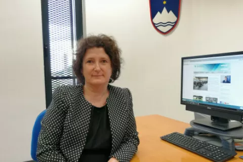 Načelnica Upravne enote Jesenice Alenka Burnik: »Ker smo srednje velika upravna enota, zaposleni svoje področje dobro poznajo. Zato imamo tudi večji 'nadzor' oziroma lažje zaznamo poskuse fiktivnih prijav.« / Foto: arhiv UE Jesenice