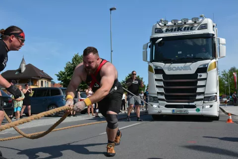 Matjaž Belšak ima dobrih 130 kilogramov, dvajset metrov je vlekel tovornjak, težak šestnajst ton. Na sliki tik pred ciljem. / Foto: Maja Bertoncelj