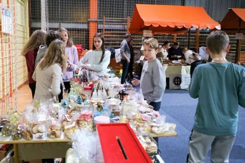 Miklavžev sejem in dobrodelni koncert so pripravili tudi na Osnovni &scaron;oli Ivana Groharja in za &scaron;olski sklad zbrali kar 5400 evrov. / Foto: Tina Dokl