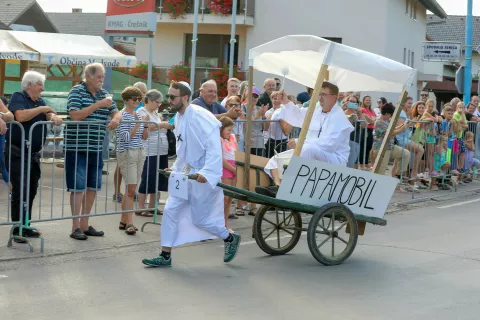 Jan Stare in Gašper Križaj sta s papamobilom osvojila drugo mesto tako v kategoriji hitrosti kot v izvirnosti. / Foto: Tina Dokl