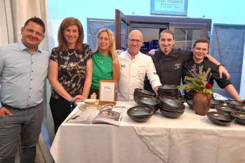 Luka Jezeršek, Nataša Mikelj, Marcela Klofutar, Uroš Štefelin, Jon Zupan in Nace Filipič so poskrbeli za kulinarični del večera. / Foto: Jože Košnjek