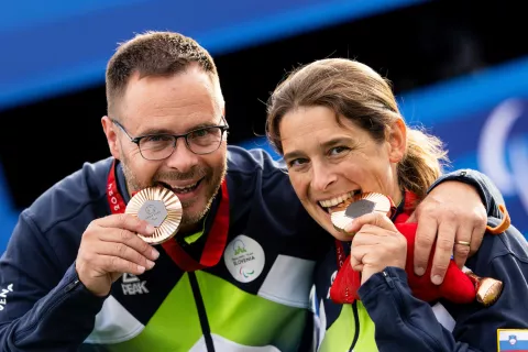 Bronasta Dejan Fabčič in Živa Lavrinc. Za oba je to prva medalja na paralimpijskih igrah. Kamničanka je na njih tekmovala sploh prvič. / Foto: Zveza Šis-spk Vid Ponikvar / Sportida)