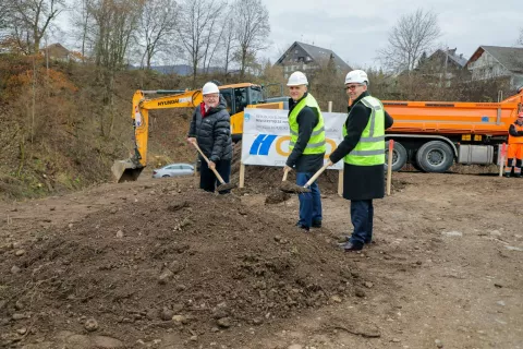 Prvo lopato so zasadili blejski župan Janez Fajfar, infrastrukturni minister Bojan Kumer in direktor DRSI Bojan Tičar. / Foto: Tina Dokl