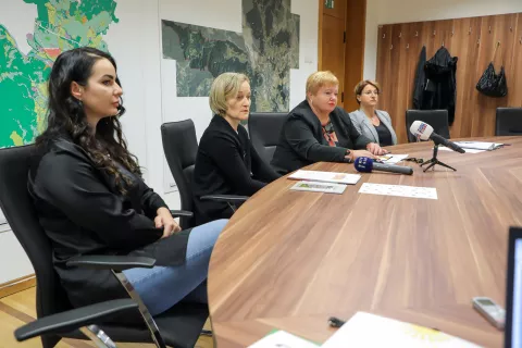 novinarska konferenca ob Dnevi boja proti nasilju nad ženskami mo kr na fotografiji z leve Melisa Špela Zgonc vodja programa VHG Staša Sitar predsednica društva VHG Martina Cuznar CSD / Foto: Tina Dokl