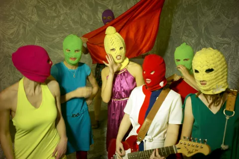 Ruska feministična in »teroristična« punk rock skupina Pussy Riot na deset let stari fotografiji, posneti januarja 2012. / Foto: Wikipedija
