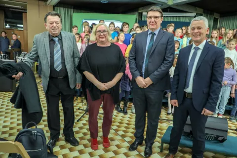 Nekdanja ravnatelja Srečko Toman in Zlata Rejc z Borisom Černilcem iz Direktorata za pred&scaron;olsko vzgojo in osnovno &scaron;olstvo in Borisom Mohoričem, trenutnim ravnateljem / Foto: Tina Dokl