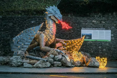 Zmaj, nič zloben, a močan, neroden in neučakan je bil 'kriv', da so se ljudje naselili na območju med sotočjem Mo&scaron;enika in Trži&scaron;ke Bistrice. / Foto: Tina Dokl