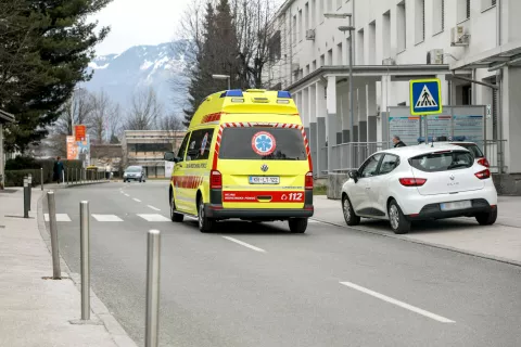 nujna medicinska pomoč reševalno vozilo rešilec / Foto: Tina Dokl