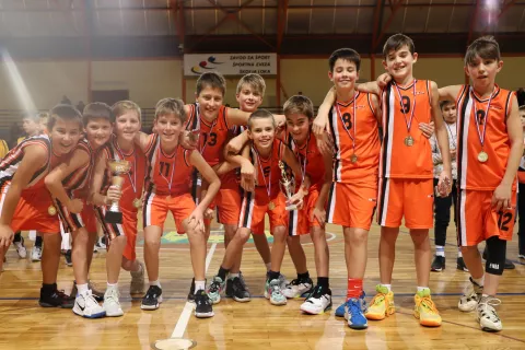 Naslova najboljših so se v dvorani na Podnu veselili mladi Radovljičani. / Foto: Arhiv Kk Škofja Loka