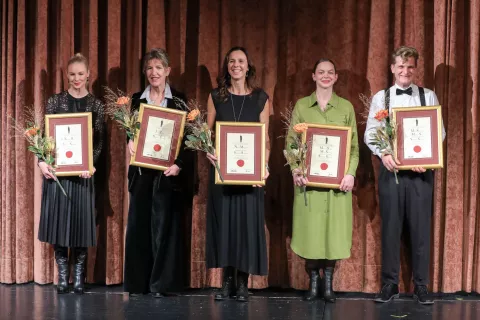 Severjeve nagrade Loški oder Škofja loka skupna fotografija nagrajenci z leve Iva Krajnc Bagola Jure Zrnjec (nagrado prevzela direktorica SNG Drama Vesns Jurca Tadl na fotografiji) Nives Mikulin ljubitelsko gledališče in študentska nagrada Mina Švajger Matevž Sluga / Foto: Tina Dokl