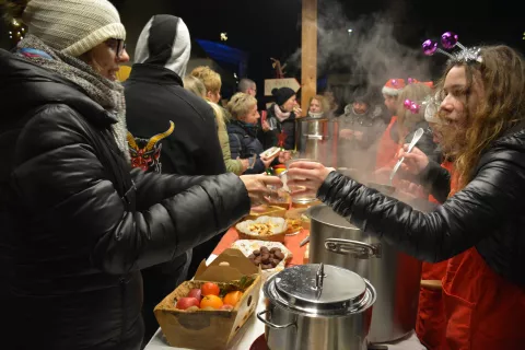 V kuhanju vina in čaja so tekmovale krajevne in vaške skupnosti v medvoški občini. / Foto: Maja Bertoncelj