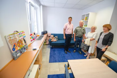 Župan Blaž Račič, častni občan in donator Janez Pavel Komel s partnerko Veroniko in Anita Bregar s Centra za socialno delo Jesenice / Foto: Nik Bertoncelj