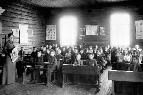 Osnovna šola (»zemskaja škola«) v carski Rusiji, v letih okrog 1910. / Foto: Wikipedija