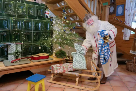 Sten Vilar v vlogi dedka Mraza. Poudarja in opominja, da slovenski dedek Mraz letos praznuje sedemdeset let. / Foto: Tina Dokl