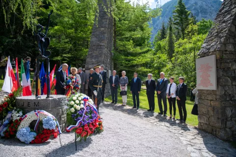 Pred slovesnostjo so položili vence k spomeniku Obtožujem. / Foto: Primož Pičulin