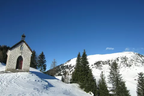 Kapelica Marije Snežne z Ojstrnikom v ozadju. / Foto: Jelena Justin
