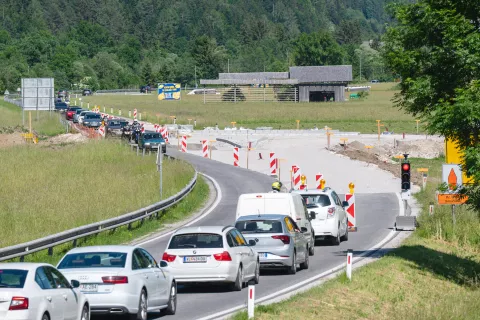 Krožišče pred policijo v Kranjski Gori bo končano do julija. / Foto: Nik Bertoncelj