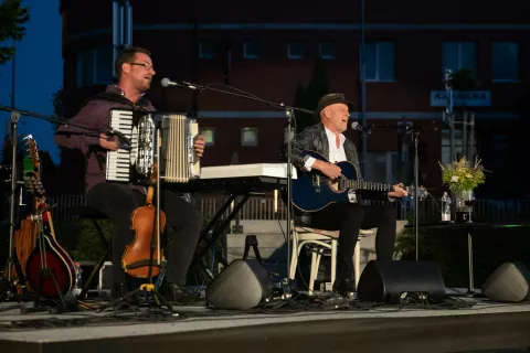 Poletje med vodami je odprl koncert Vlada Kreslina in Iztoka Cergolja. Do konca avgusta se bo zvrstilo deset dogodkov. / Foto: Peter Košenina