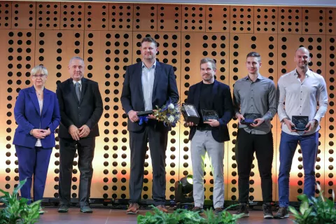 parašportnik leta 2022 moška reprezentanca gluhih v košarki tri na tri najboljša ekipa dr Nataša Pirc Musar Damijan Lazar predsednik ZSIS POK Miha Zupan Miha Jakofčič Jan Orešnik Jaka Markovič / Foto: Tina Dokl