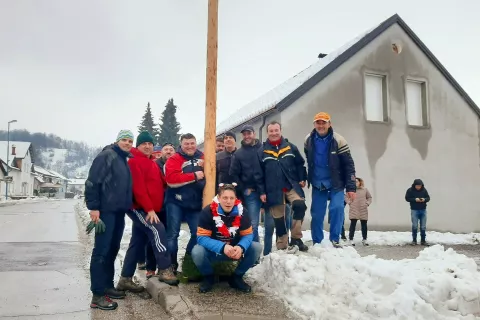 Sašo Jereb (spredaj) s sosedi, ki so mu postavili mlaj. / Foto: Osebni Arhiv