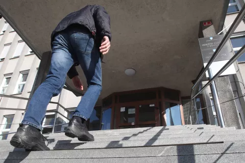 okrajno in okrožno sodišče Kranj pročelje stopnice tabla / Foto: Gorazd Kavčič