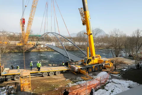 Premik kolesarske brvi čez reko Savo Medvode / Foto: Tina Dokl