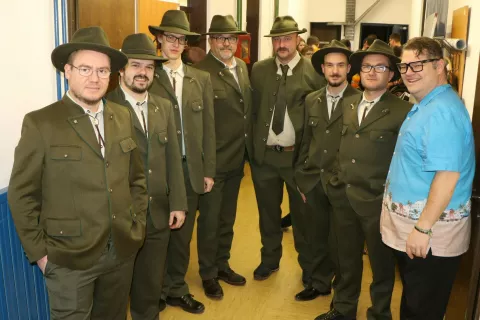 Večina bohinjskih lovskih rogistov v družbi Jureta Sodje / Foto: Alenka Brun