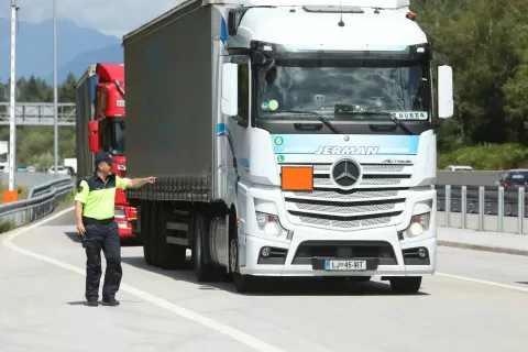 Nadzor prometa Policija Avtocestna policija Torovo tovornjaki avtobusi 3,5 tone teže / Foto: Gorazd Kavčič