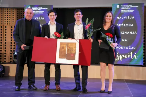 58 podelitev Bloudkovih priznanj za leto 2022 Bloudkova priznanja Brdo pri Kranj na fotografiji z leve Branko Terglav plaketa Cene Prevc nagrada Žan Kranjec nagrada in Maja Povšnar plaketa / Foto: Tina Dokl