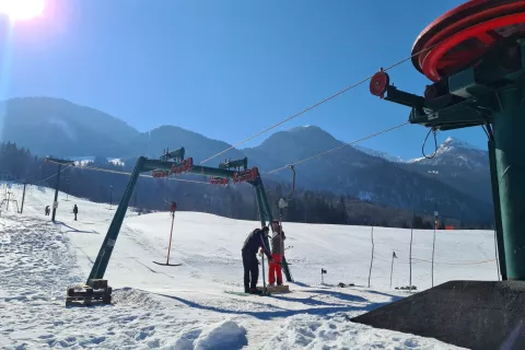 Na smučišču Kozji hrbet nad Bohinjsko Bistrico je dovolj snega, da vlečnica še vedno lahko obratuje vsak dan.