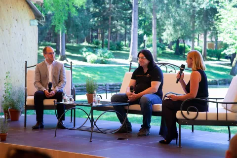 Matej Košmrlj in Matjaž Krč v pogovoru s Tanjo Kavran / Foto: Aleš Senožetnik