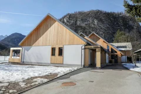 Vrtec se čudovito ume&scaron;ča v vas pod Triglavom. / Foto: Tina Dokl