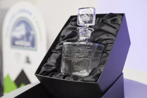 Toli, kot so ko&scaron;ček ledenika poimenovali, je po koncu projekta v obliki staljene ledeni&scaron;ke vode postal del razstavljene zbirke Slovenskega planinskega muzeja v Mojstrani.