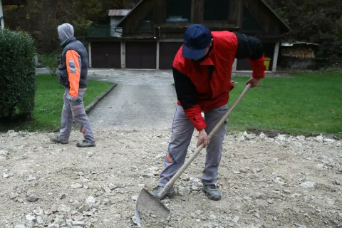 Omilitev pogojev priseljevanja tujcev ni prava pot za reševanje pomanjkanja delovne sile v deficitarnih poklicih, pravijo v Kranju. / Foto: Gorazd Kavčič