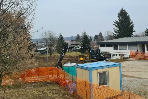 Gradnja prizidka k radovljiškemu vrtcu se je že začela, predvidoma bo končana do septembra prihodnje leto. / Foto:  