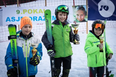 Najbolj&scaron;i med starej&scaron;imi dečki do 10 let (z leve): drugouvr&scaron;čeni Oskar Mencinger (SK Kranjska Gora), zmagovalec Jakob Dolenc (SK Poljane) in tretjeuvr&scaron;čeni Rodion Riazanskii (SK Radovljica) / Foto: Nejc Ferjan