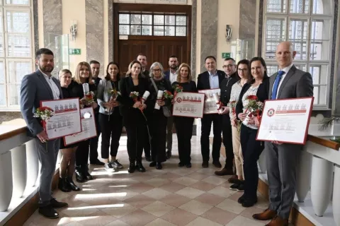 Certifikat Mladim prijazna občina je letos prejelo ali obnovilo &scaron;estnajst občin. / Foto: Natali Nardin