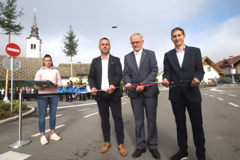 Trak so prerezali predsednik Vaške skupnosti Prebačevo Matej Knific, šenčurski župan Ciril Kozjek in predstavnik Gorenjske gradbene družbe Dejan Bogataj. / Foto: Gorazd Kavčič / Foto: 