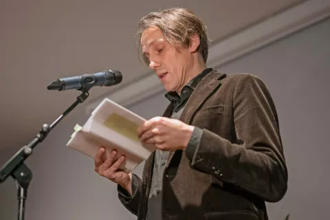 Robert Simoni&scaron;ek med branjem poezije iz nagrajene zbirke / Foto: Primož Pičulin