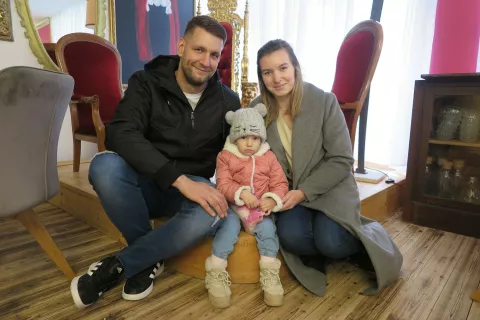 Mala borka Sia je v družbi star&scaron;ev na dan koncerta obiskala grad Dvor. / Foto: Alenka Brun