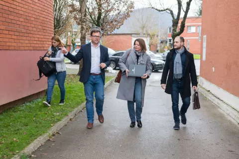 Državno sekretarko ministrstva za naravne vire in prostor dr. Lidijo Kegljevič Zagorc je v Medvodah sprejel domači župan Nejc Smole (levo). Z zneskom, ki je v dvoletnem načrtu za sanacijo po poplavah predviden za Medvode, ni zadovoljen. / Foto: Primož Pičulin