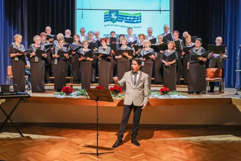 Jubilejni koncert ob desetletnici delovanja Mešanega pevskega zbora Društva upokojencev Šenčur, ki ga vodi dirigent Dejan Heraković / Foto: Tina Dokl