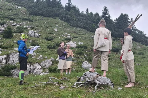 Film med drugim gledalcu odpira pogled na to, da je človekova prisotnost v gorskem svetu stalna že od davnine. / Foto: arhiv organizatorja