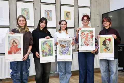 Ustvarjalke koledarja (od leve prosti desni): Klara Luštrik, Eli May Kuhar, Zarja Vrhovšek, Ema Hostar in Pina Savnik, na fotografiji manjka Nuša Polajnar. / Foto: Tina Dokl