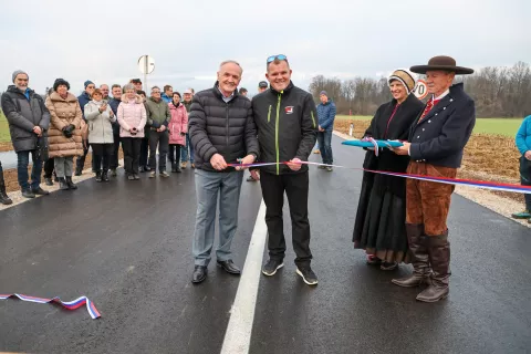 Trak pred novo cesto Šenčur zahod sta prerezala šenčurski župan Ciril Kozjek in predstavnik izvajalca Jure Prestor. / Foto: Tina Dokl